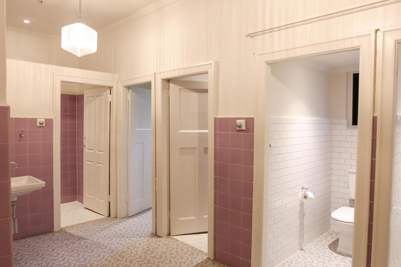 Alpine Hotel, Eat Drink Sleep Уорбертон Номер фото